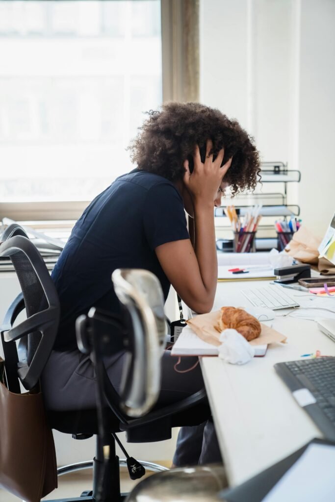 trabajadora expuesta al calor en oficina